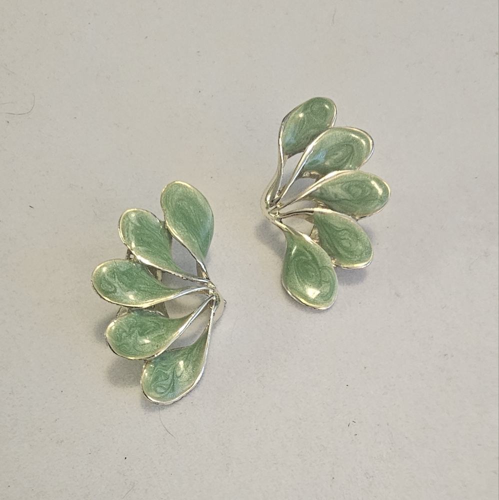 Vintage Dainty Green Enamel Floral Theme Clip On Earrings. - Picture 6 of 6